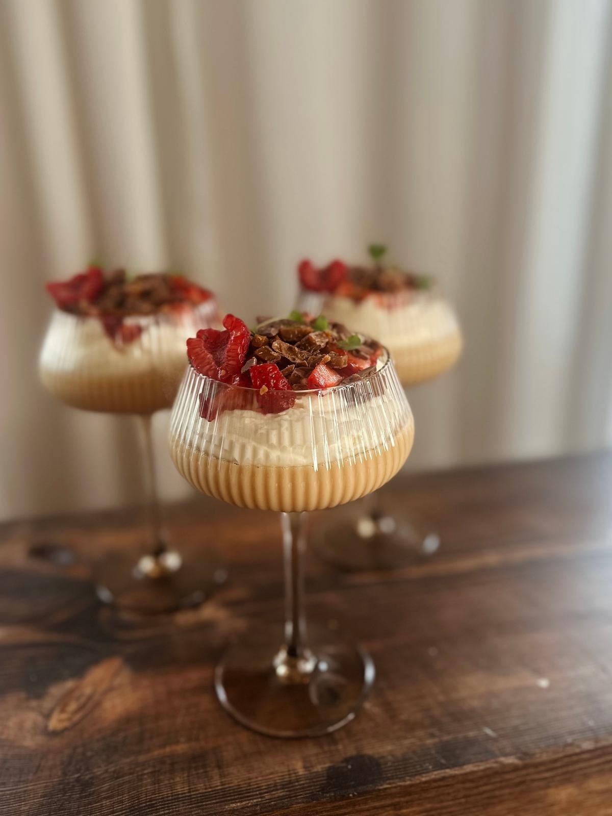 Dulce de leche pannacotta med färskostgrädde och daim