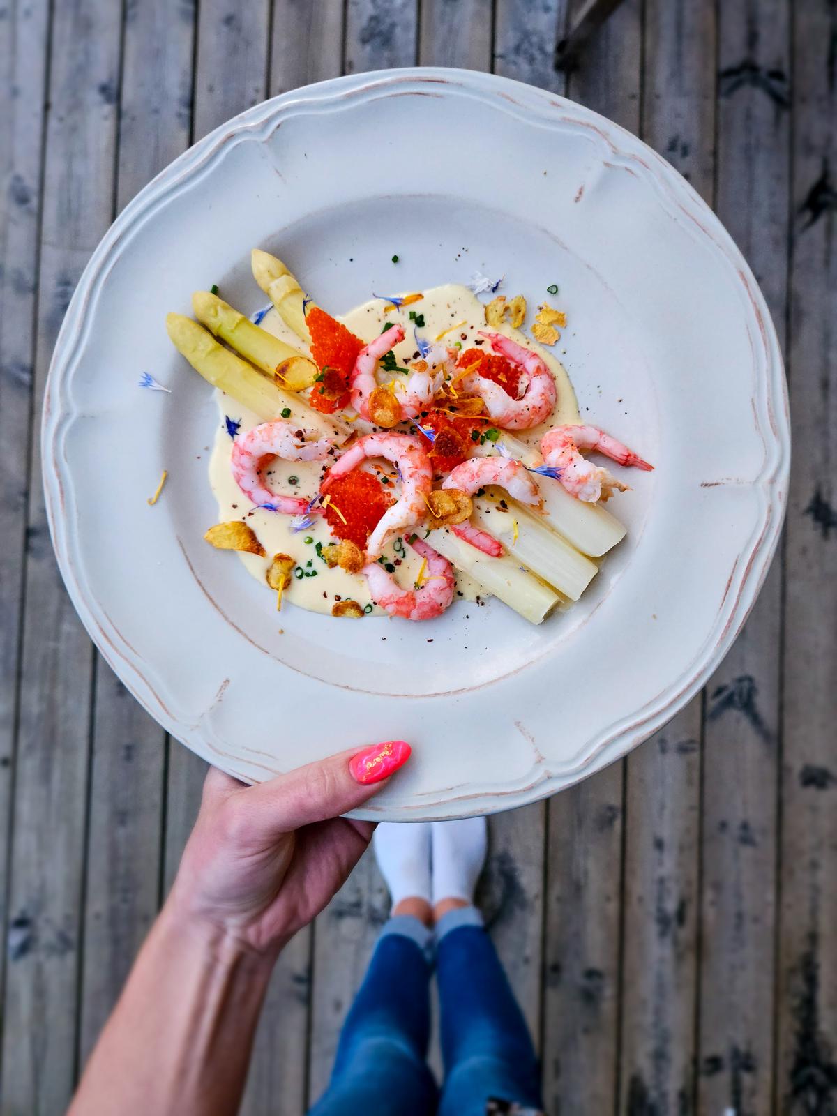 Gravad vit sparris med beurre blanc & räkor