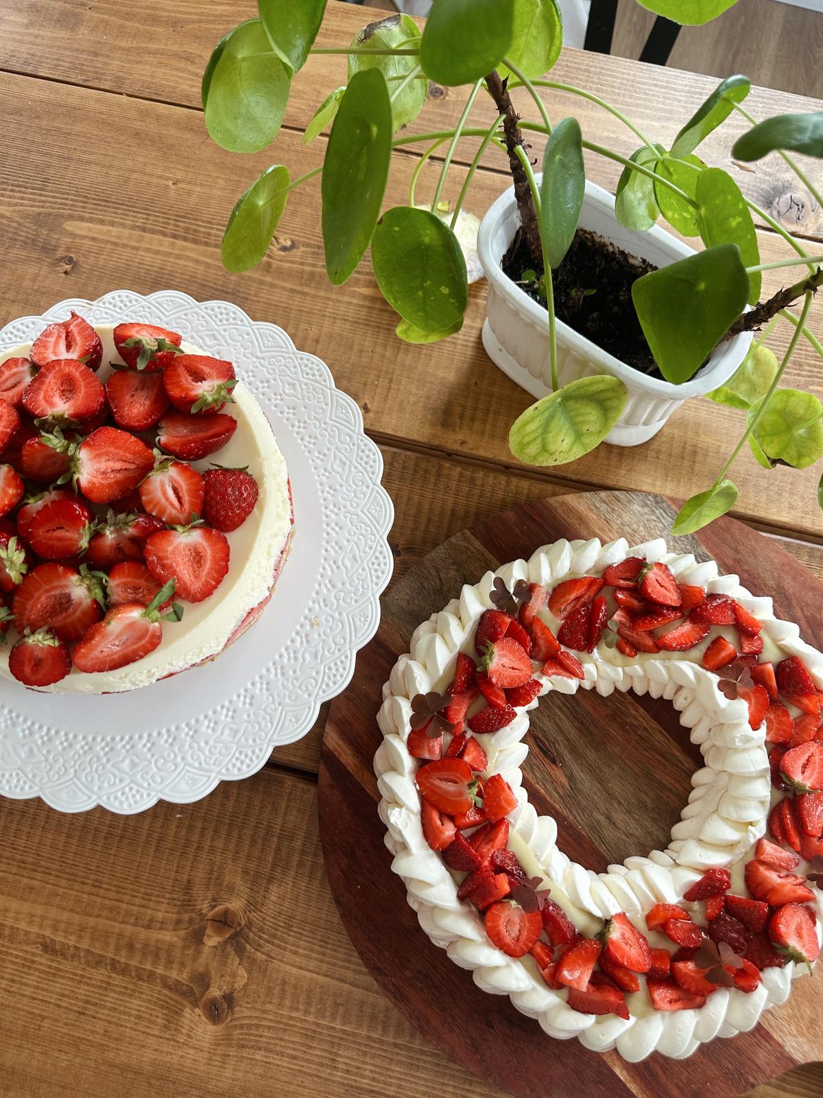 Pavlova med rabarbercurdcurd och jordgubbar