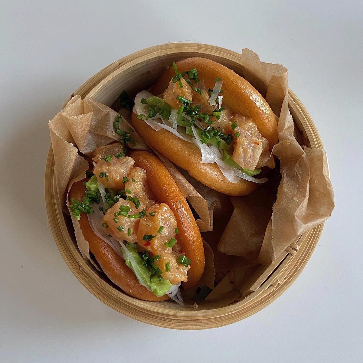 FRITERADE BAO BUNS MED TONFISK & PICKLAD SILVERLÖK