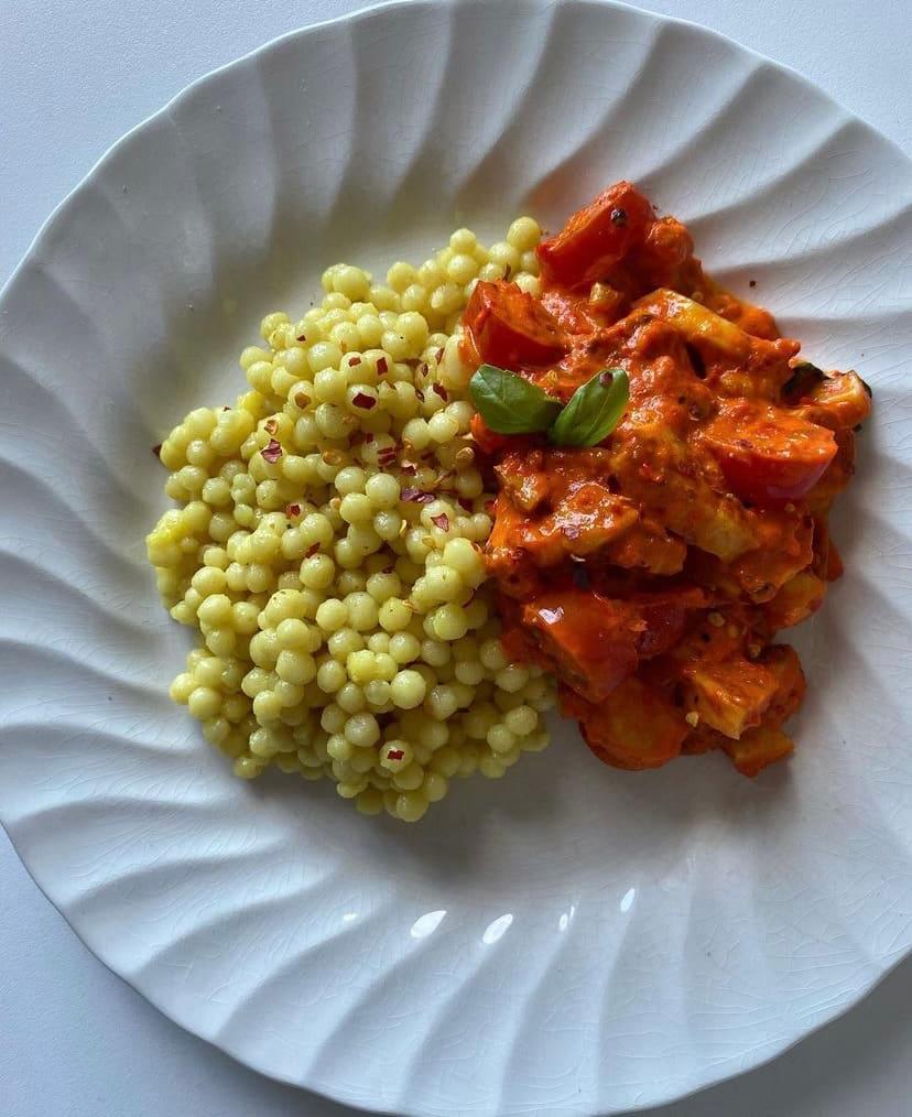 Halloumi gryta med ajvar och pärlcouscous