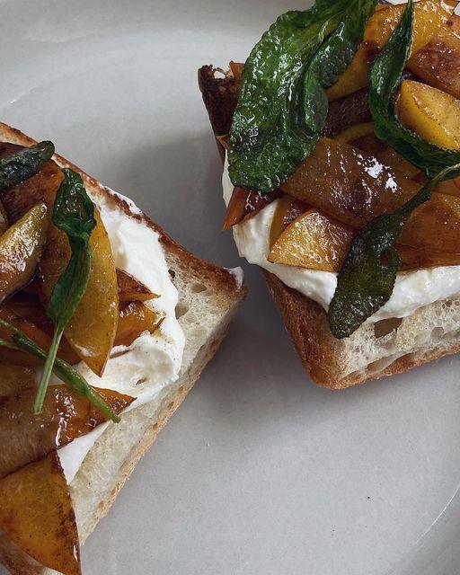 Ciabatta med fetaoströra och smörstekt persika