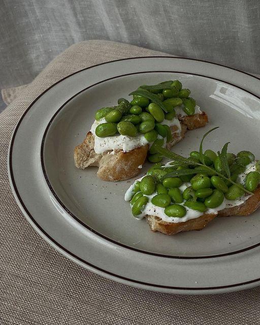 SURDEGSBRÖD MED EDAMAMEBÖNOR OCH LIMEKRÄM