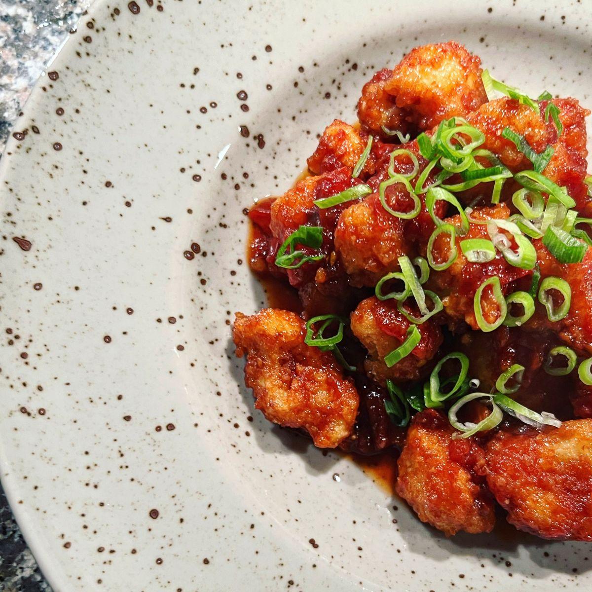 Friterad blomkål med tomatchutney, salladslök och koriander