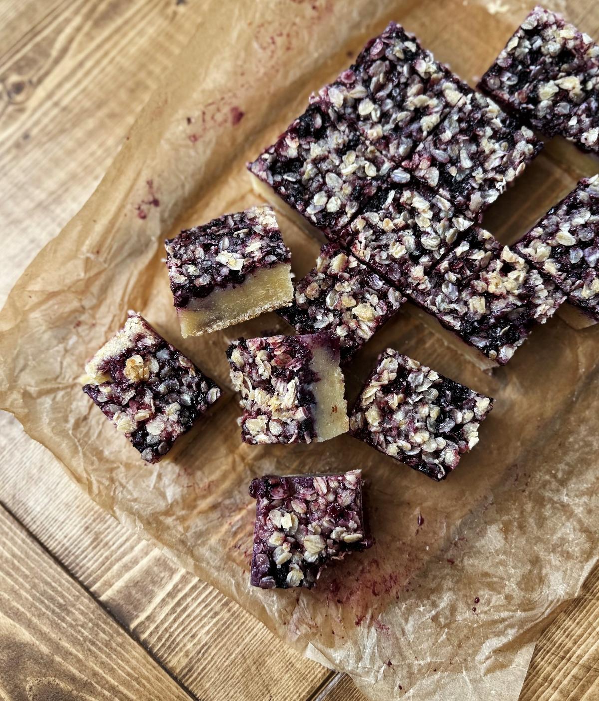 Blondies med blåbär och havresmul