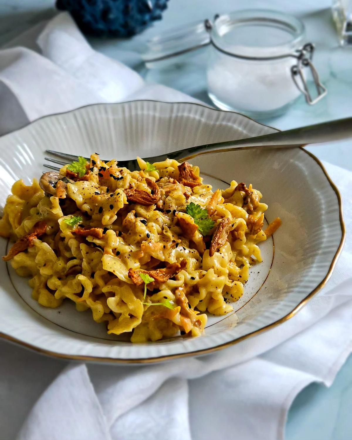 Krämig pasta med svamp och grönsaker