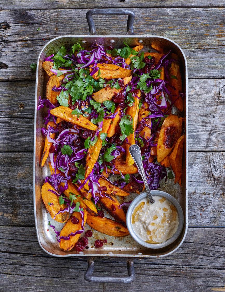 Ugnsbakad sötpotatis med rödkål, tranbär och  cashewdressing