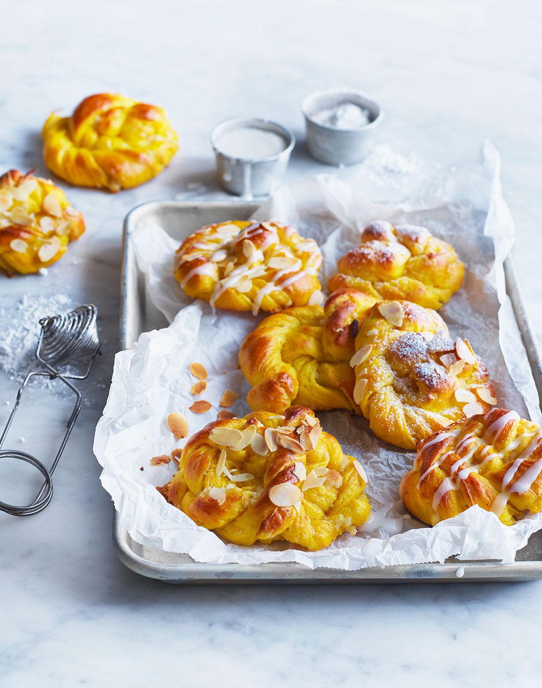 Ljuvliga saffransbullar med vanilj och mandelmassa